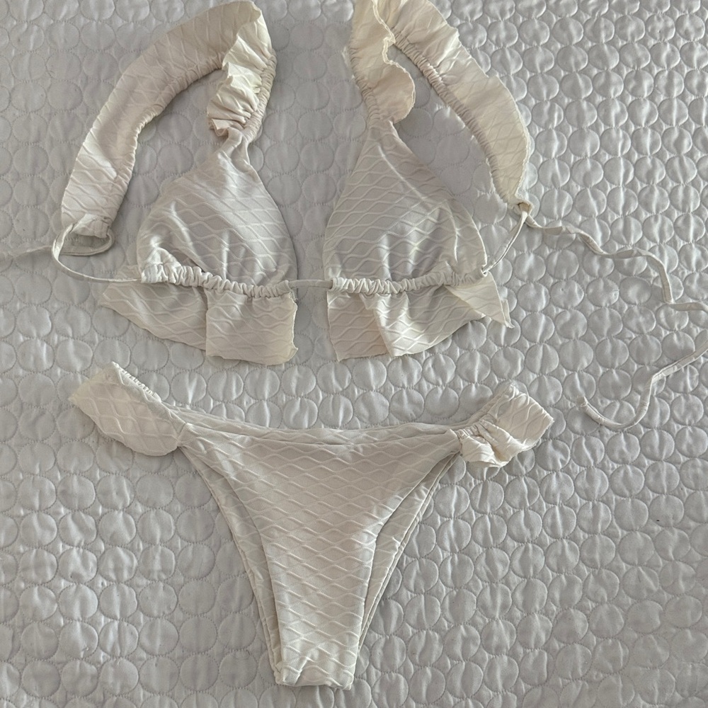 Women sz small Ruffled Textured Bikini Set in off white triangle top thin bottom